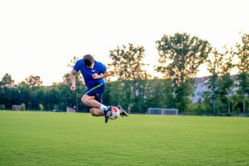 曼联2-1曼城夺足总杯冠军（配图示意）
